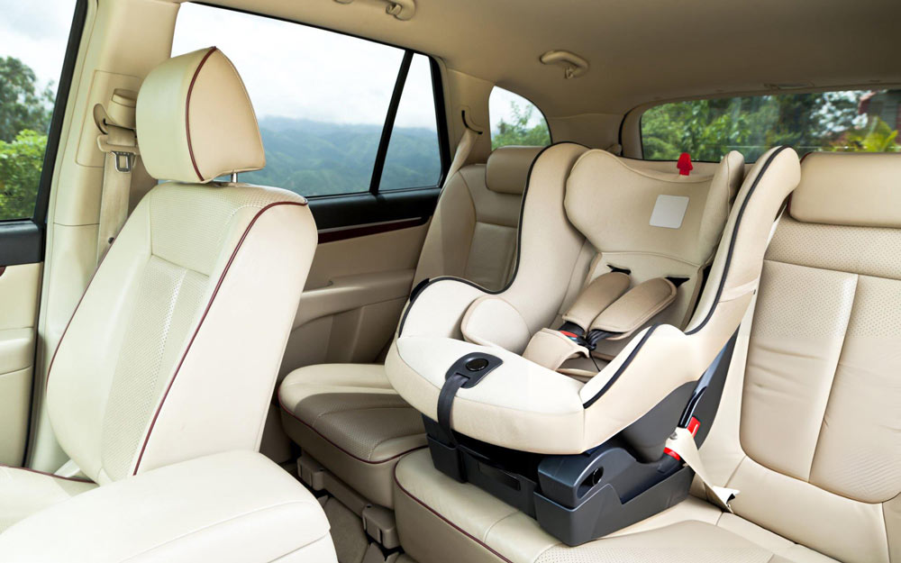 Seggiolino per Auto Installato sui Sedili Posteriori Seggiolino per Auto Installato sui Sedili Posteriori
